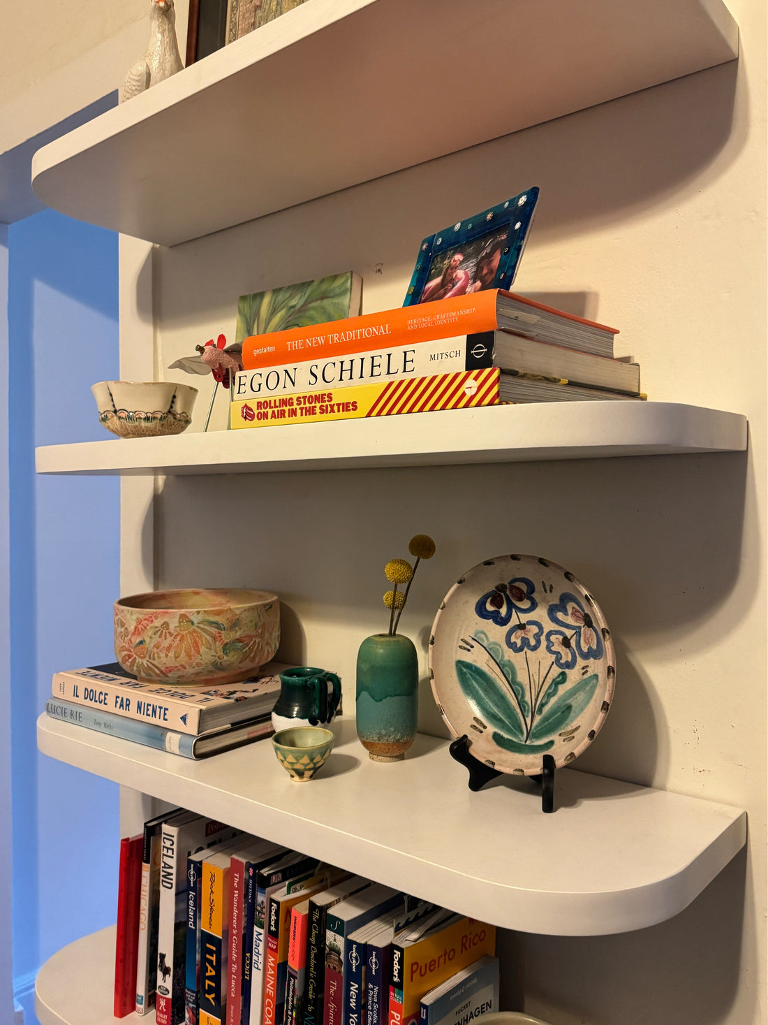 WHITE SHELVES. LIGHTNESS IN EVERY DETAIL