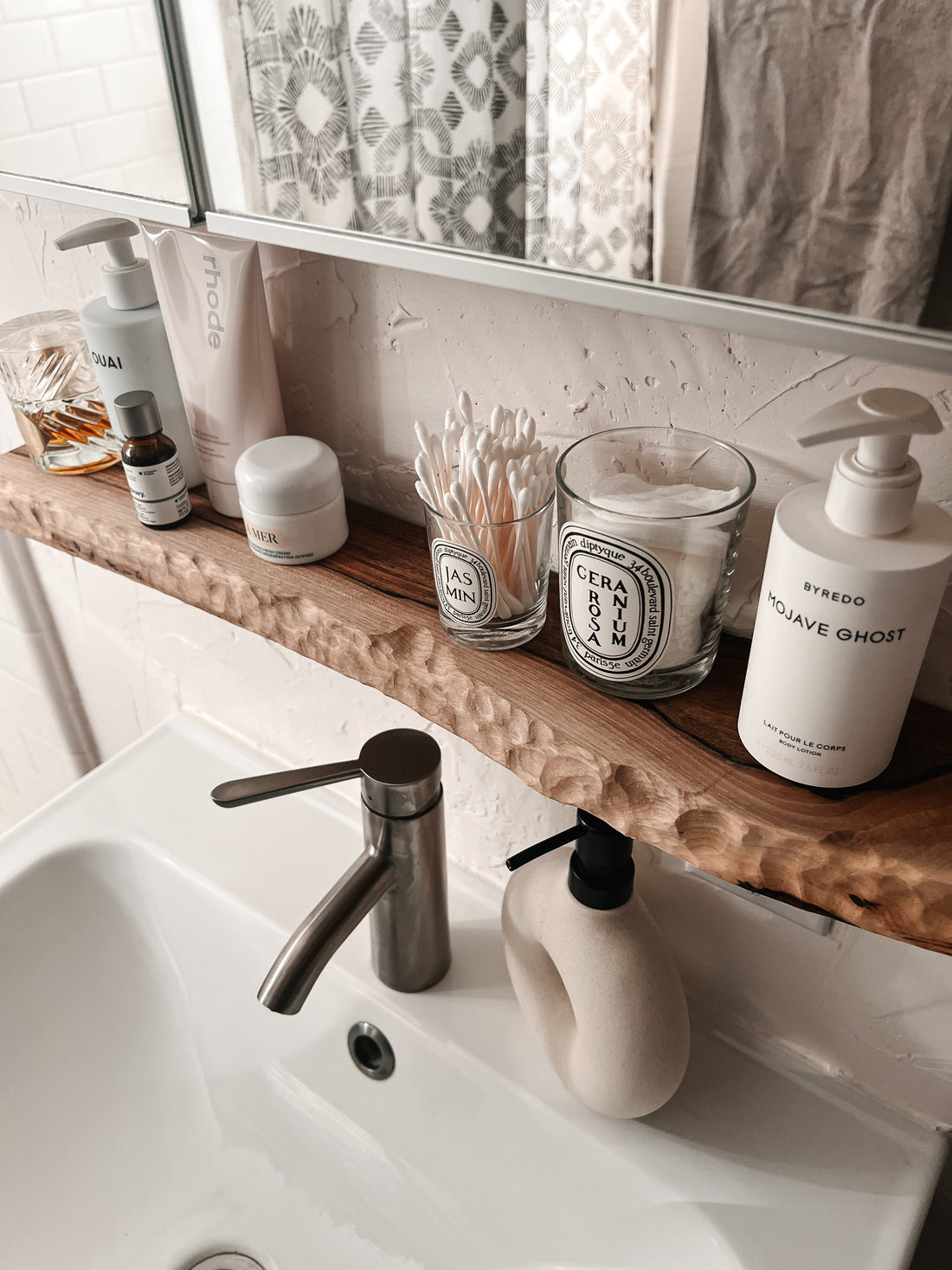 Wooden Bathroom Shelves: Natural Beauty That Creates an Atmosphere 🌿